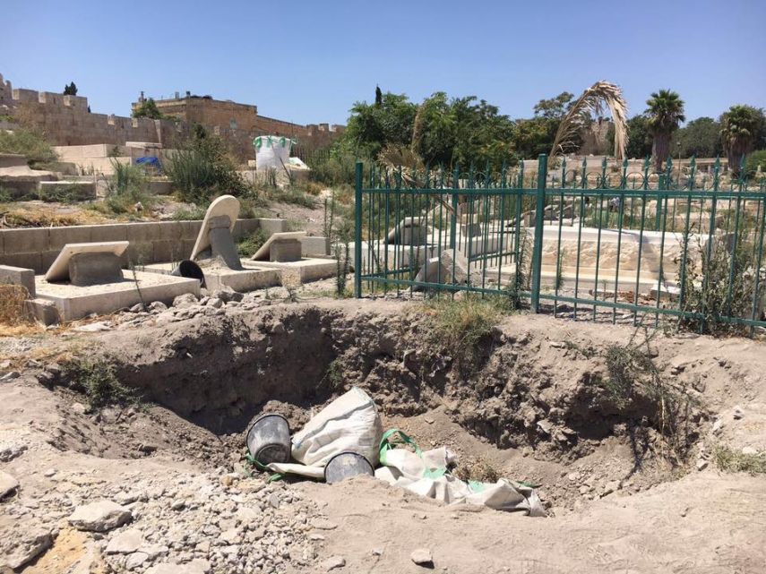 الاحتلال يهدم قبورا من مقبرة باب الرحمة بالقدس