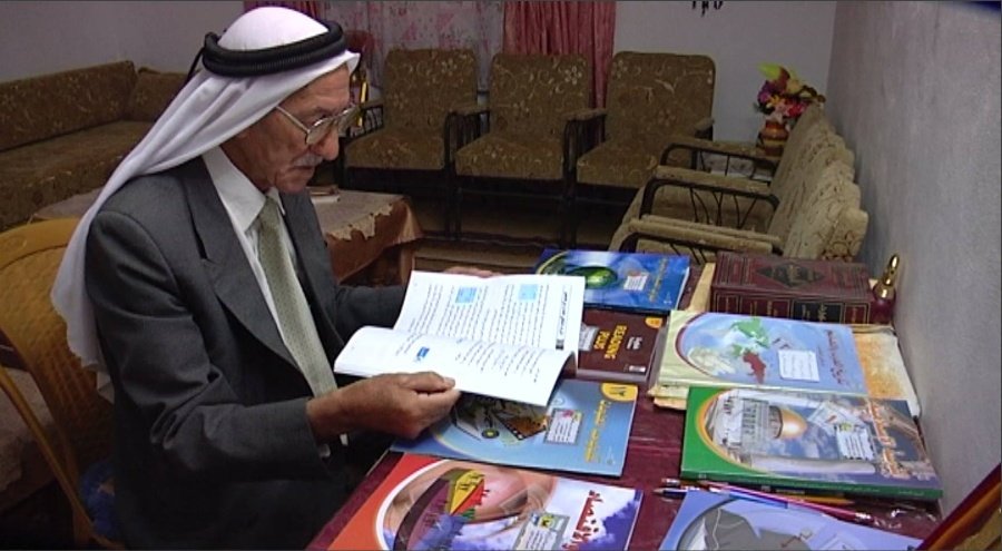 المُسن أبو عجمية يتسلم شهادة “الإنجاز”