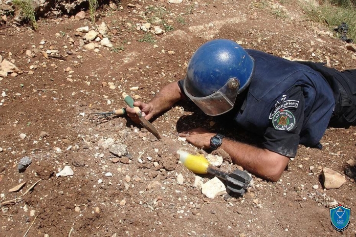 الشرطة تتلف 17 قنبلة يدوية ومقذوف مدفع قديمة في رام الله