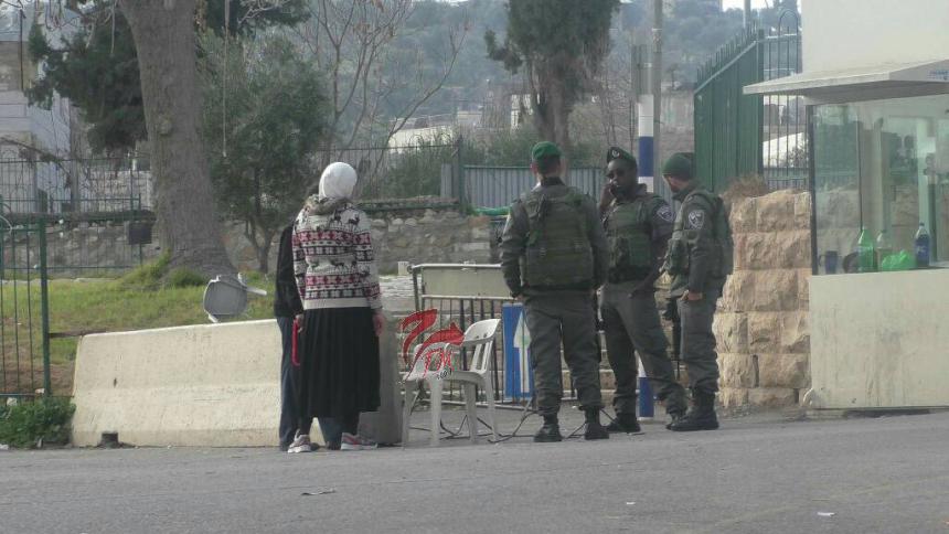 الاحتلال يحتجز فتاة بمنطقة “الكرنتينا” في الخليل