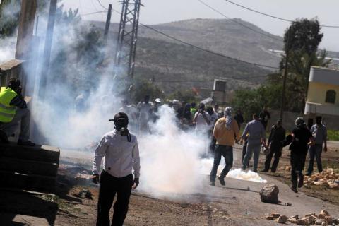إصابات بالاختناق خلال قمع الاحتلال مسيرة نعلين الأسبوعية