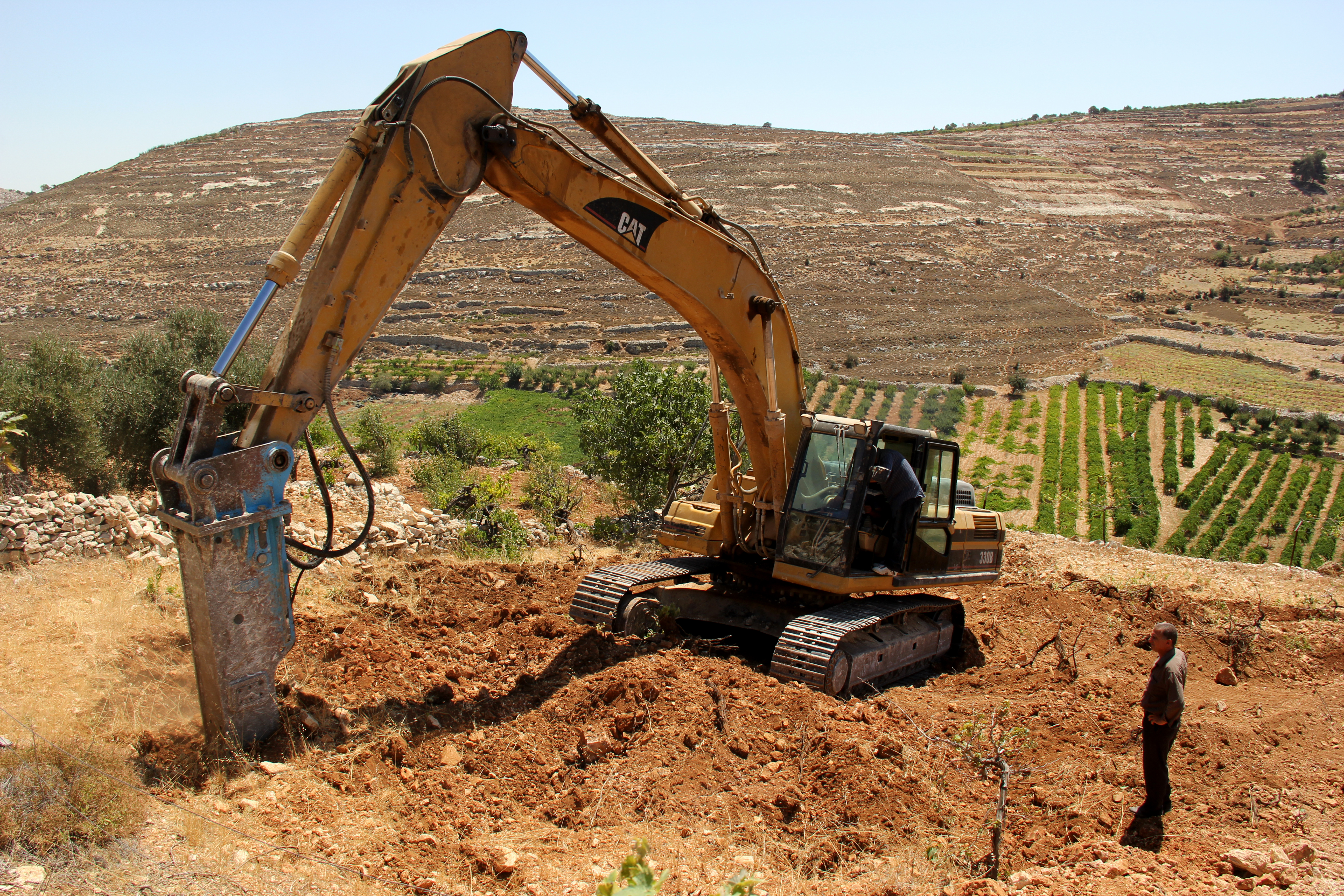 العمل الزراعي ينهي تأهيل طرق زراعية في محافظتي القدس وأريحا