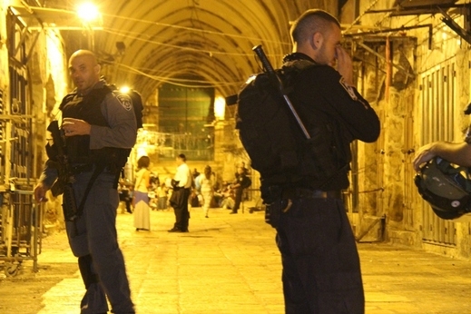 القدس: مستوطنون يؤدون رقصات استفزازية في باحة باب العامود