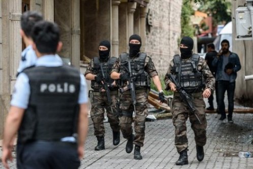 تركيا: اعتقال 60 مسؤولا أمنيا للاشتباه في صلتهم بمحاولة الانقلاب العام الماضي
