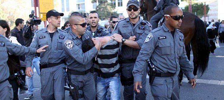 الاحتلال يعتقل شابين وسط القدس ويحاصر “باب العامود”