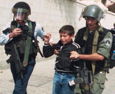 الاحتلال يعتقل طفلا مقدسيا بعد الاعتداء عليه بوحشية
