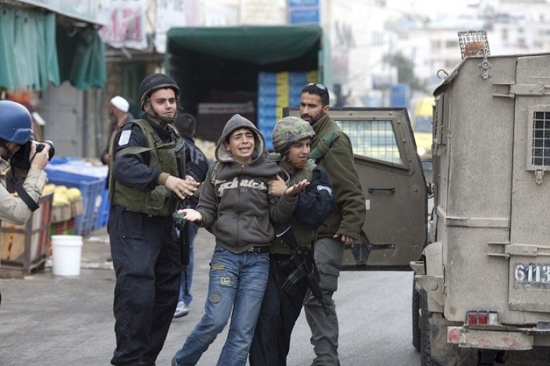 الاحتلال يعتقل طفلا من مخيم العروب شمال الخليل
