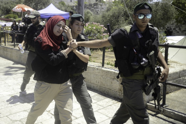 الاحتلال يعتقل فتاة على حاجز قلنديا شمال القدس