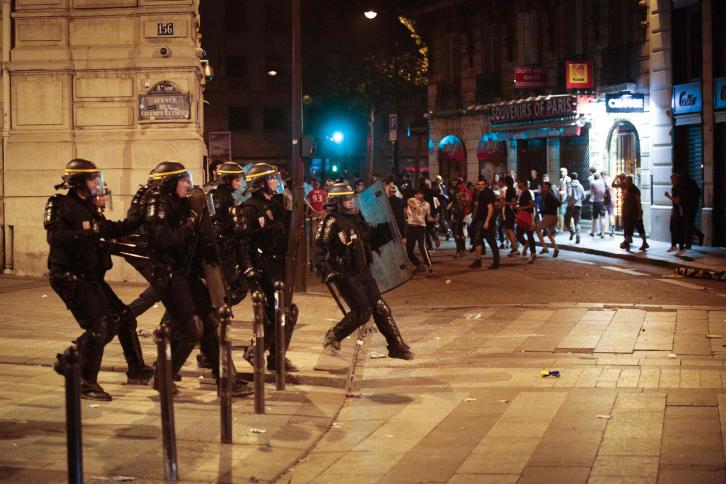 اعتقال 40 مشجع كرة قدم في باريس اثر اعمال شغب