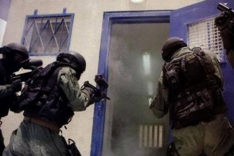 قوات القمع تقتحم قسم (5) في سجن “ريمون” وسط حالة من التوتر