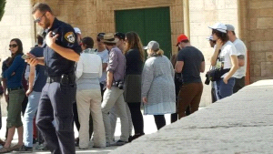 مستوطنون يجددون اقتحامهم للأقصى وسيارة لشرطة الاحتلال تدهس حارسا
