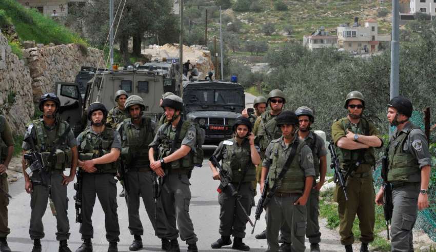 الخليل: قوات الاحتلال تداهم بيت كاحل وتفتش منازل