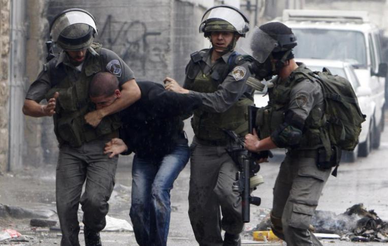 قوات الاحتلال تنكل بشاب حاول دخول القدس