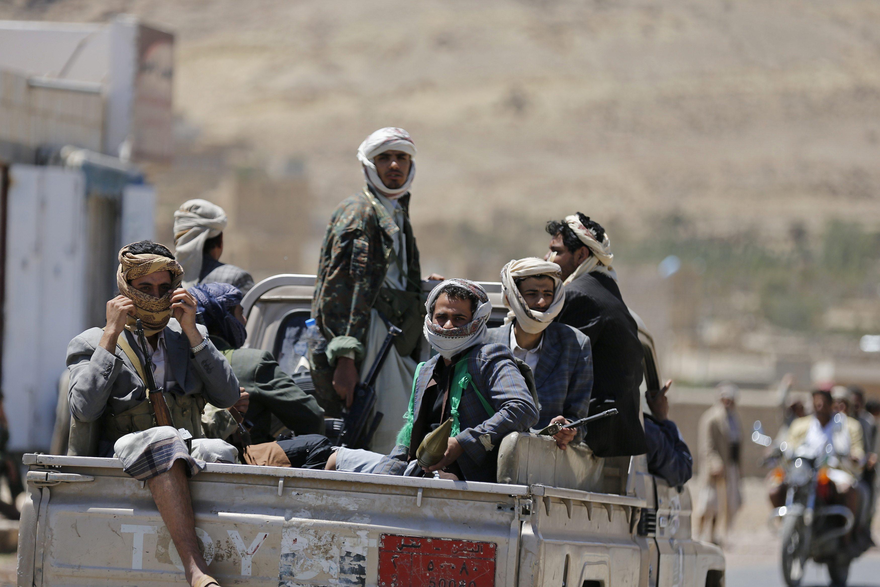 الحوثيون يفجرون الجسور والعبارات لمنع تقدم الجيش اليمني