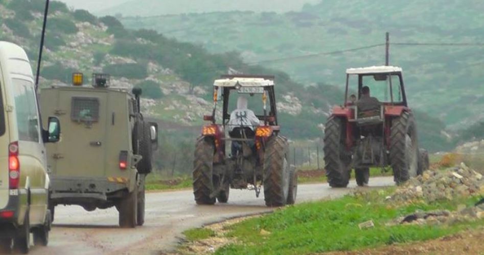 الاحتلال يعتقل مواطنا ويصادر جرارا زراعيا ومركبة بالاغوار
