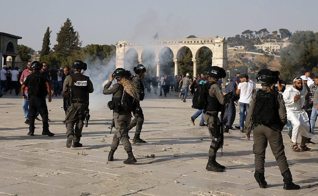 إصابات واعتقالات واسعة عقب اقتحام الاحتلال للمسجد الأقصى