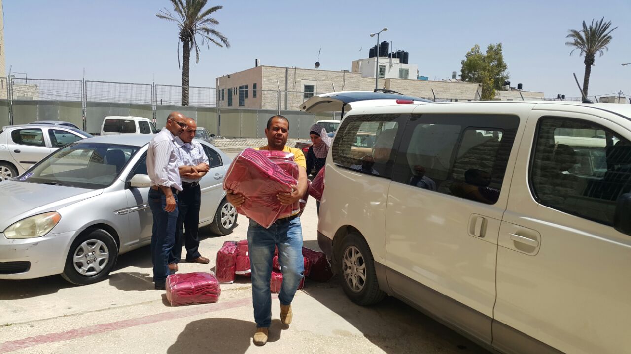الأمن الوقائي يقدم مساعدات عينية لمدرسة وملجأ في العيزرية