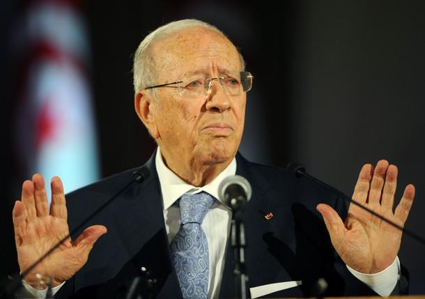 الرئيس التونسي “ساخراً”: أعتذر لأني ما زلت حيا