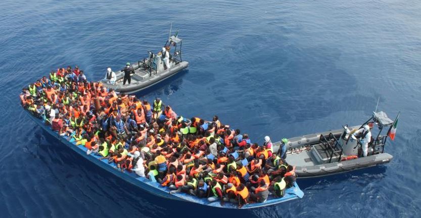 البحرية الليبية تنقذ عشرات المهاجرين قبالة شواطئ البلاد