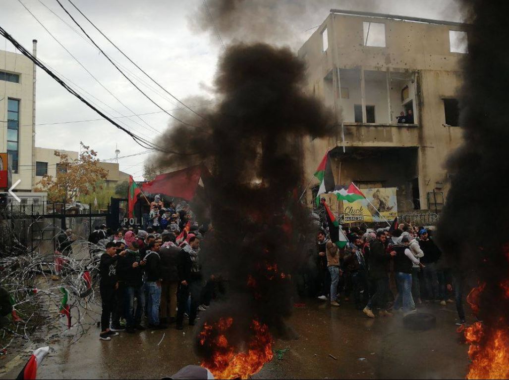 متظاهرون يهاجمون السفارة الأمريكية في بيروت