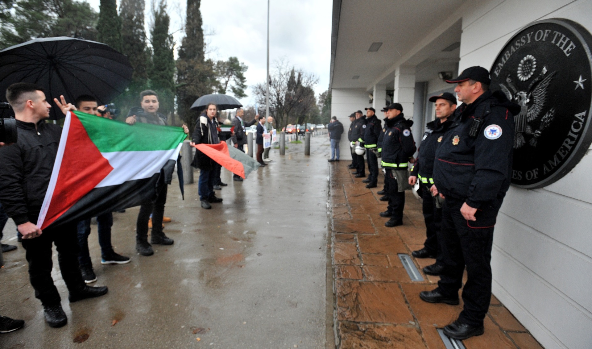 وقفة احتجاجية على إعلان ترمب أمام السفارة الأميركية في الجبل الأسود