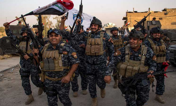 الجيش العراقي يجري استعراضاً عسكرياً بعد طرد تنظيم الدولة من الموصل