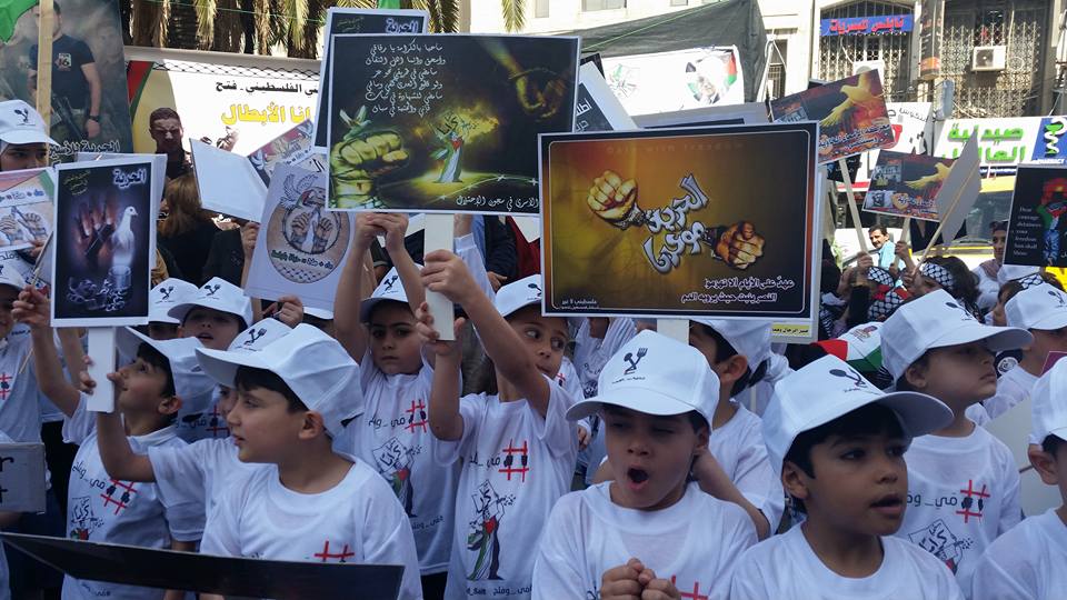 مسيرات للأطفال وطلبة المدارس في جنين تضامنا مع الأسرى