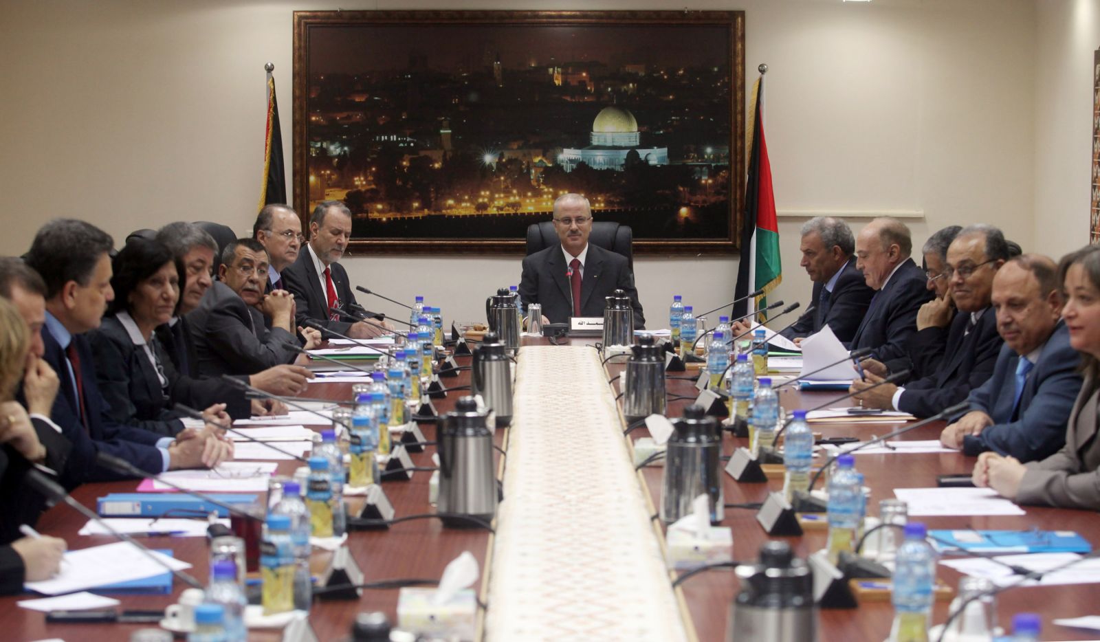 بناء على تعليمات الرئيس مجلس الوزراء يقرر إعادة 50 ميغا واط من كهرباء قطاع غزة