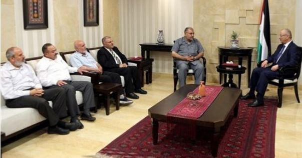 رئيس الوزراء يلتقي وفدا من نواب حماس