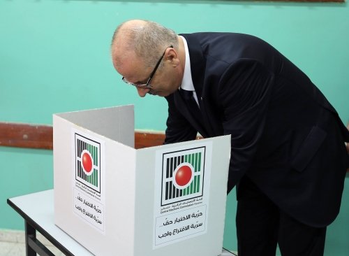 الحمد الله يدلي بصوته في الانتخابات المحلية في عنبتا