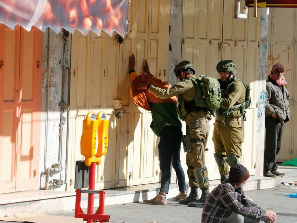 الاحتلال يعتقل ثلاثة شبان وسط الخليل