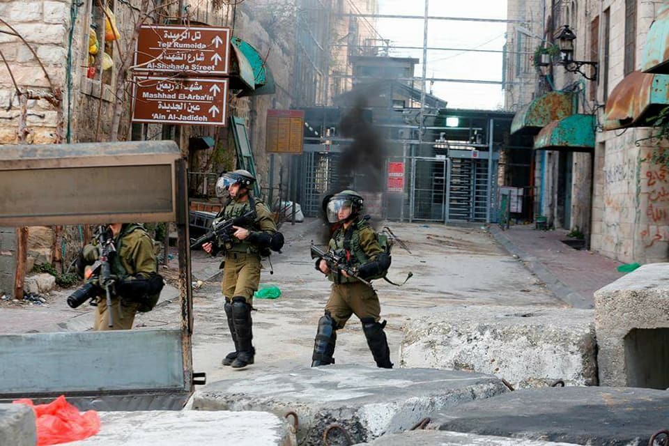 عشرات الاصابات بمواجهات في القدس والضفة وغزة واعتقال النائب “ابو زنيد”