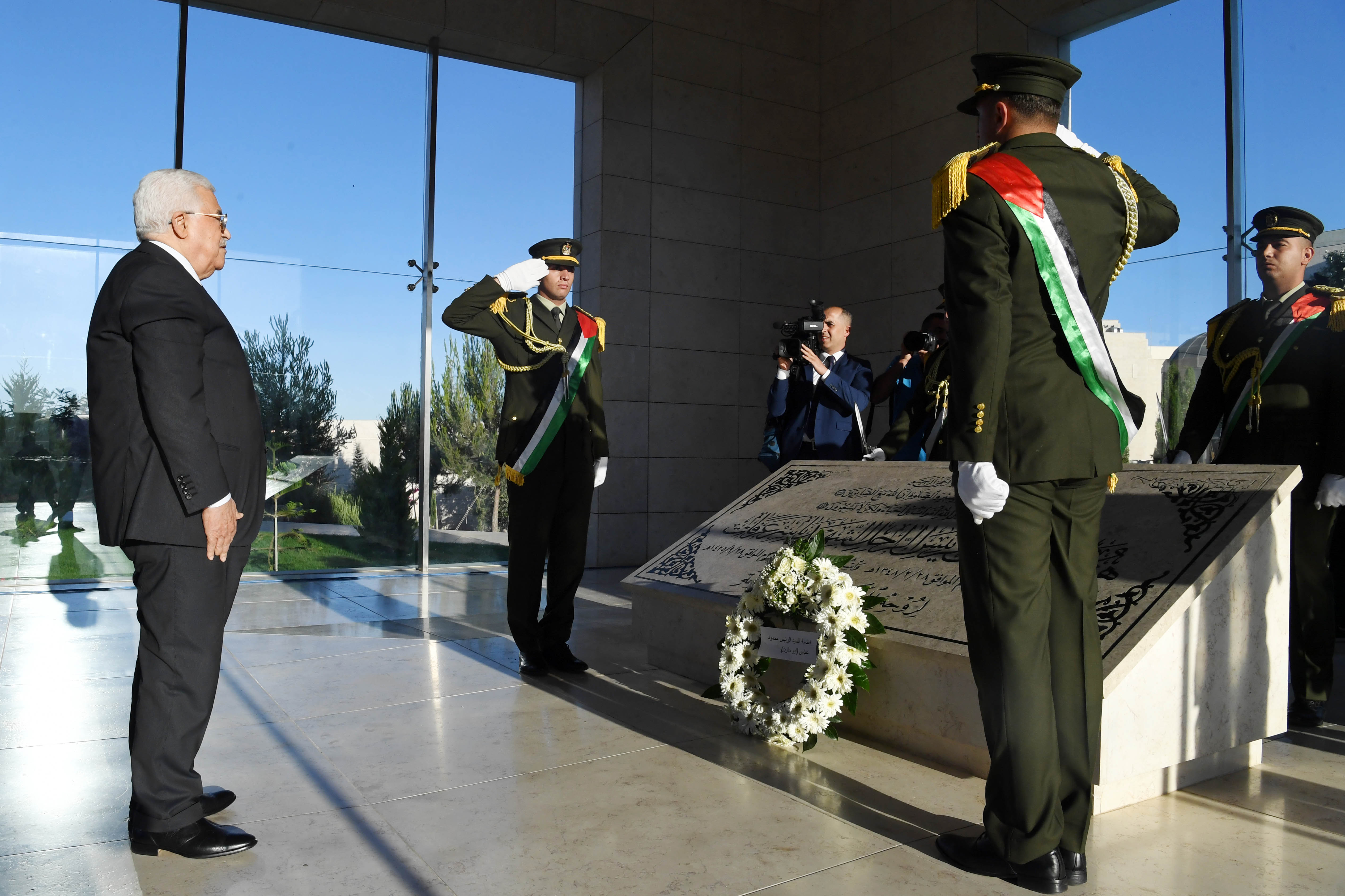 الرئيس يضع إكليلا من الزهور على ضريح الراحل الشهيد ياسر عرفات