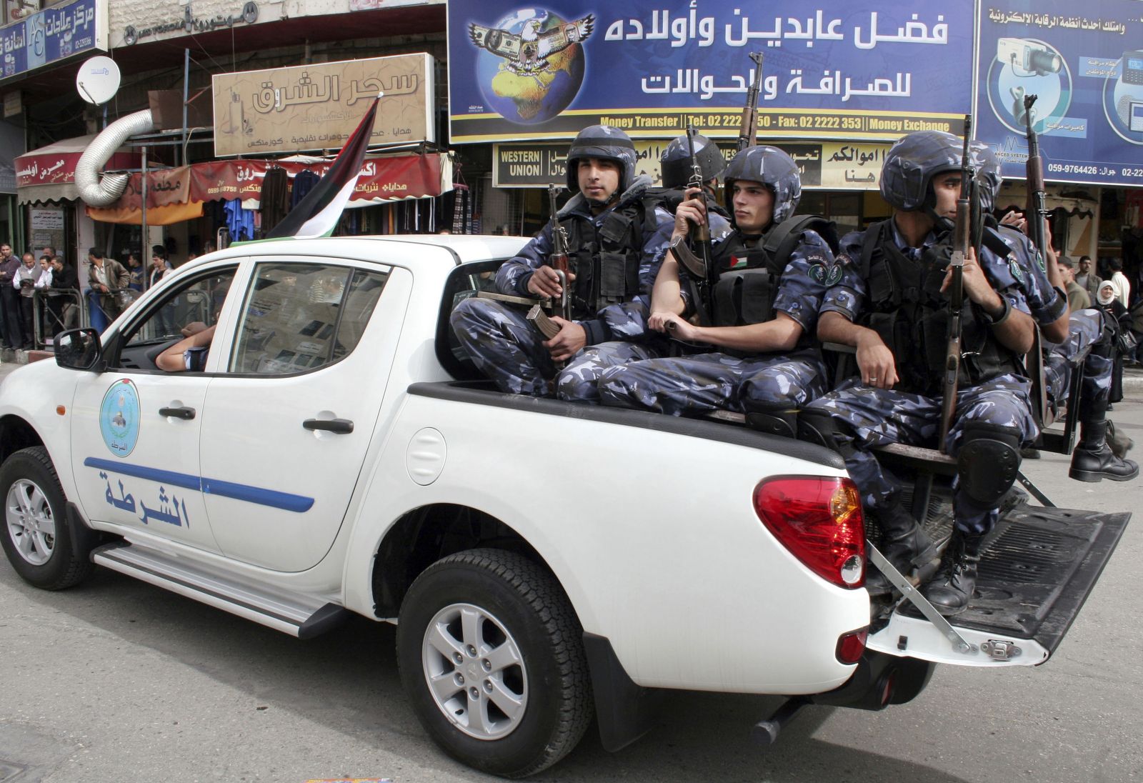 الشرطة تقبض على 5 أشخاص بقضايا مخدرات وسرقة في أريحا