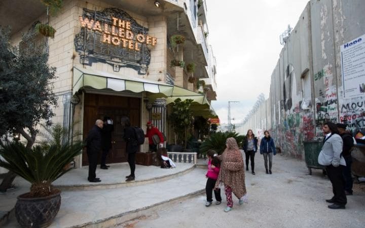 فندق يطل على أبشع ما في فلسطين صممه فنان لا يعرفه أحد
