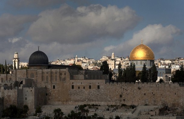 (FILES) A picture dated on December 8, 2019 shows a general view of the Al-Aqsa (L) and the Dome of the Rock (R) mosques in the old city of Jerusalem. Palestinian officials reacted with astonishment and fury on January 24, 2011, following leaks in the media of secret documents on a decade of peace talks with Israel. AFP PHOTO/MENAHEM KAHANA (Photo credit should read MENAHEM KAHANA/AFP/Getty Images)