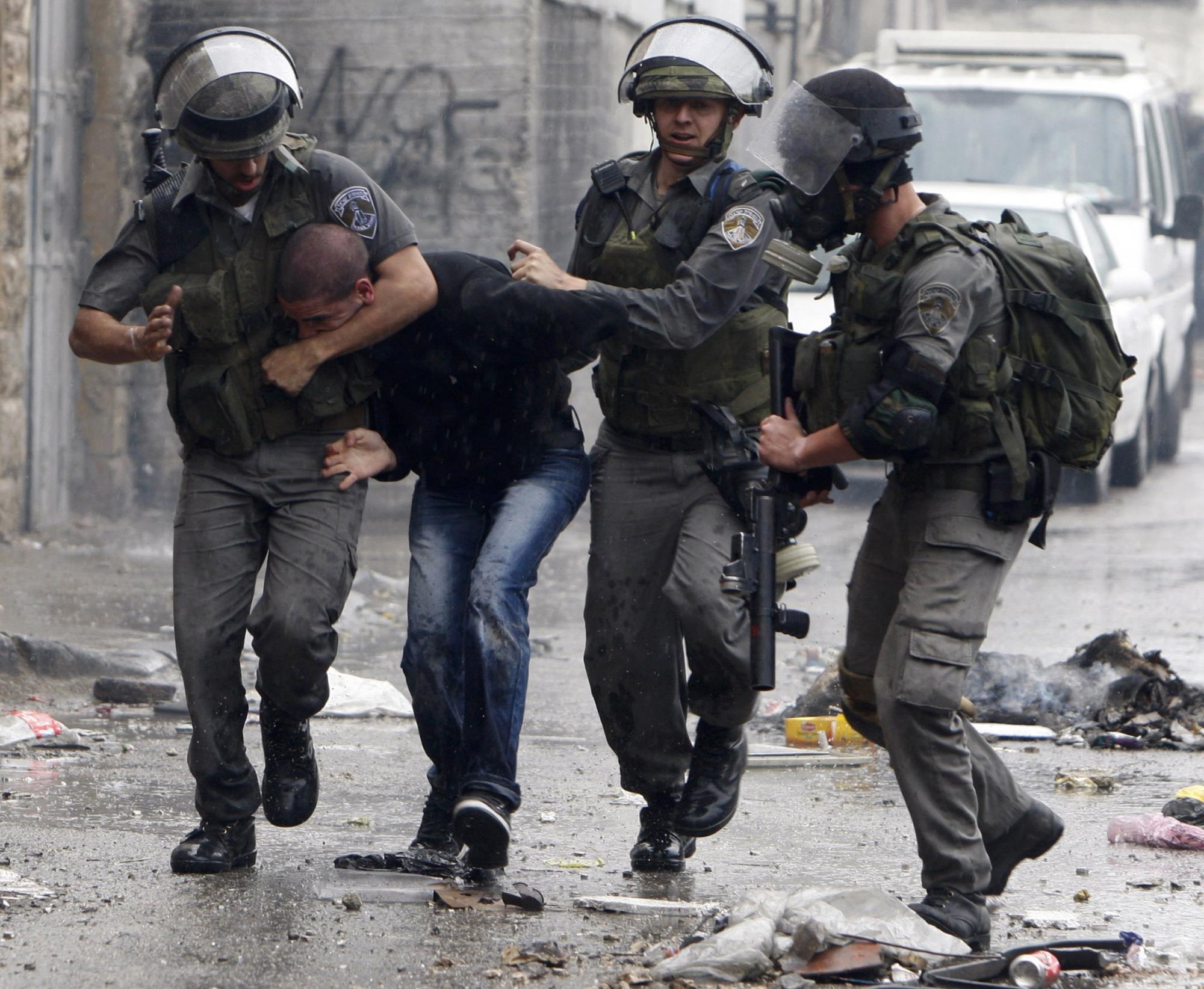 الاحتلال يعتقل شابين ويحتجز آخرين في القدس