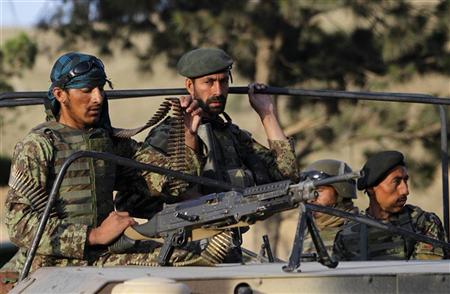 قوات أمن أفغانية في ضواحي كابول يوم الجمعة. تصوير: عمر سبحاني - رويترز