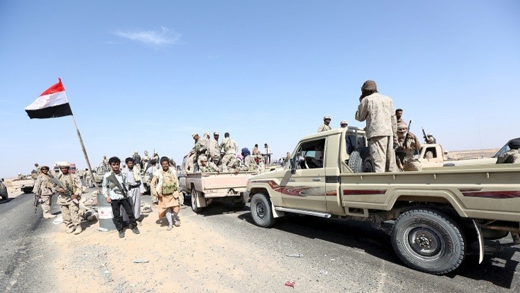 Soldiers loyal to Yemen's President Abd-Rabbu Mansour Hadi gather at a checkpoint in the Majaz district of Yemen's northwestern province of Marib after the pro-Hadi forces took it from Houthi rebels December 18, 2015. REUTERS/Ali Owidha - RTX1Z9U0