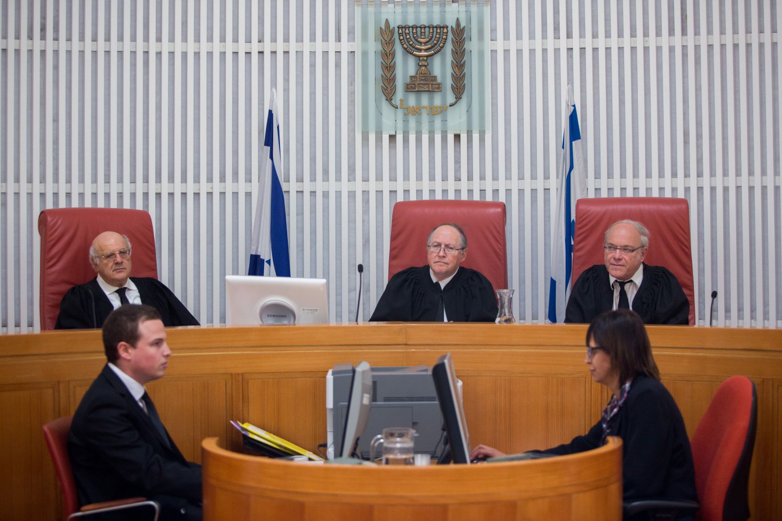 المحكمة العليا الإسرائيلية تجمد قانون مصادرة الأراضي الفلسطينية