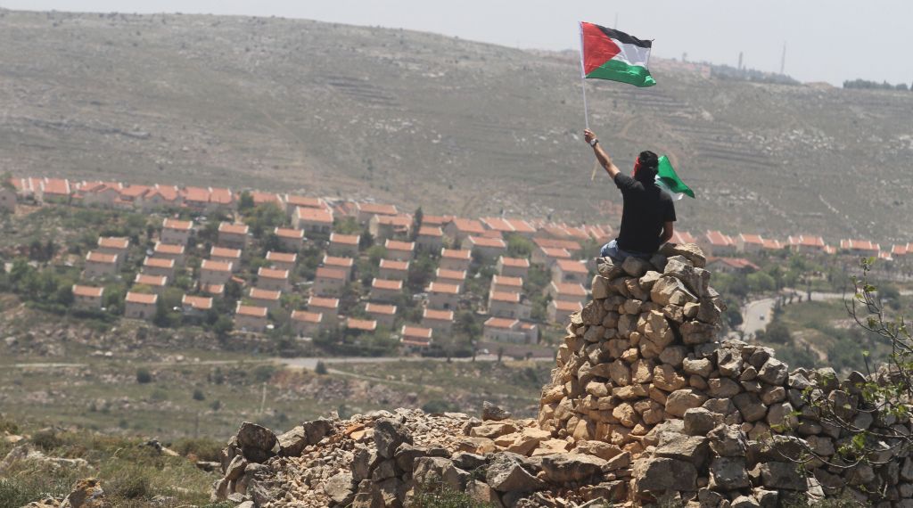 الاحتلال والمستوطنون ينصبون 4 “كرفانات” جديدة على جبل شرق الخليل