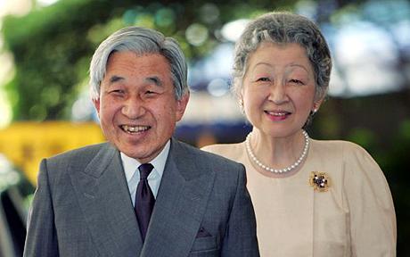 Emperor Akihito Empress Michiko...Japan's Emperor Akihito, left, and Empress Michiko respond to reporters as they leave Aiiku Hospital in Tokyo Sunday, Sept. 10, 2006. The royal couple met Princess Kiko, wife of their second son Prince Akishino, and her newly-born baby boy in the hospital. (AP Photo / Toshiyuki Aizawa, pool)