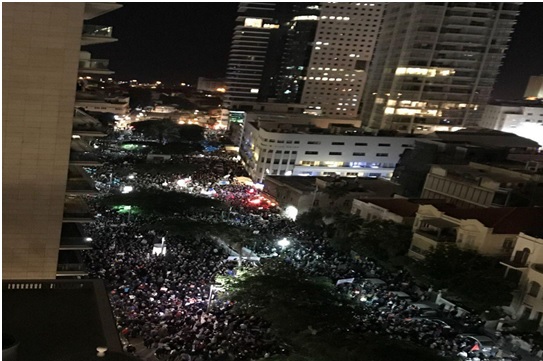 الآلاف يتظاهرون ضد نتنياهو ويطالبون باستقالته