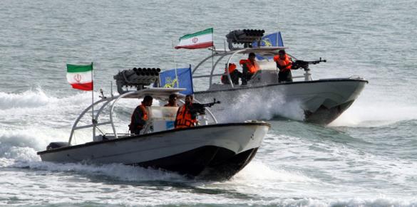 7 قطع بحرية إيرانية تعترض سفينة أمريكية