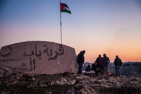 الاحتلال يحاصر قرية باب الشمس ويعتقل 6 من النشطاء بينهم فتاة