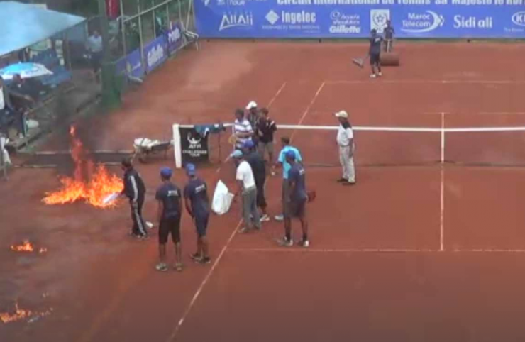 النيران تشتعل في ملعب لكرة التنس الارضي