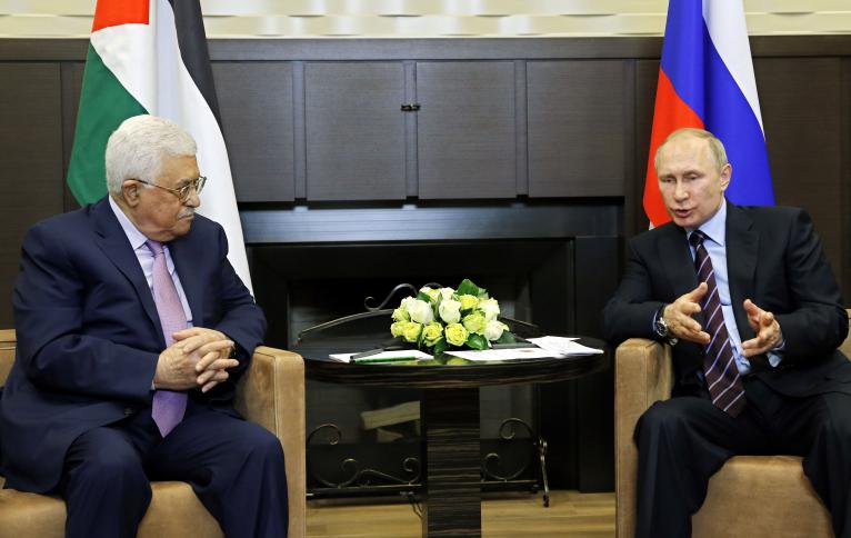 الرئيس عباس يؤكد لنظيره الروسي التمسك بالسلام العادل والدائم