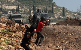 13 إصابة إحداها حرجة جراء قمع الاحتلال المعتصمين في جبل العرمة جنوب نابلس