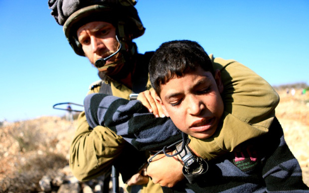 الاحتلال يعتقل طفلا شمال بيت لحم