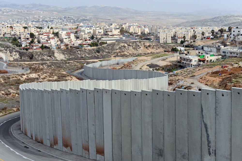 الاحتلال يستأنف بناء جدار الفصل العنصري جنوب الخليل